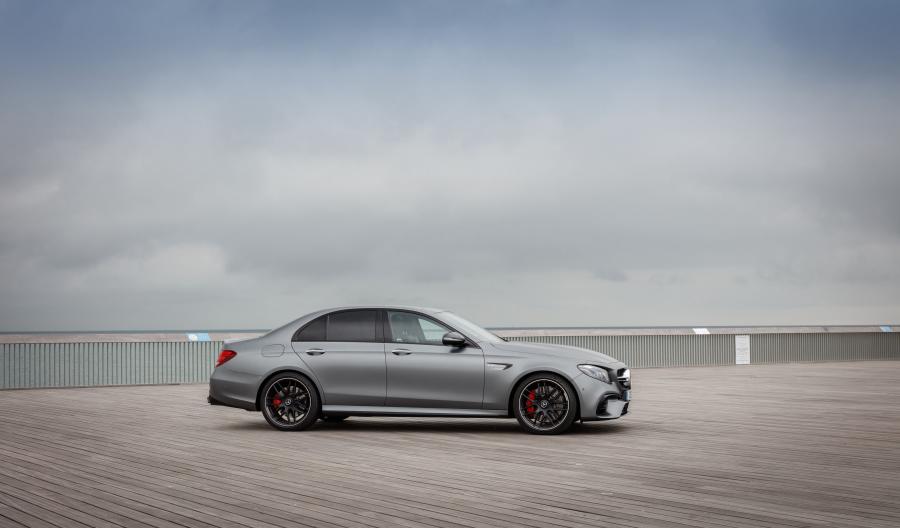  Mercedes-AMG E63 S 4Matic+ 2017 года  (UK) (фото 31 из 40)